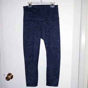 Lululemon 🍋super cute size 6 crops 🖤💙